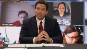 Governador Ron DeSantis em debate sobre vacinas contra a Covid-19.