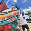 Surfista brasileiro Lucas Chumbo testa montanha-russa que simula manobras de surfe em Orlando