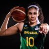 Estrela da Seleção de Basquete, Kamilla é a 1ª brasileira campeã da liga universitária dos EUA