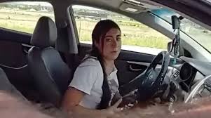 Caroline foi abordada por um policial